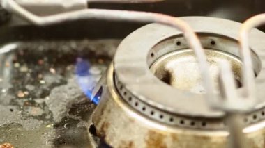 Lokantadaki gaz ocağı, mutfaktaki gaz sobasından yanmak - maliyet şişirilmiş.