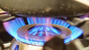 Lokantadaki gaz ocağı, mutfaktaki gaz sobasından yanmak - maliyet şişirilmiş.