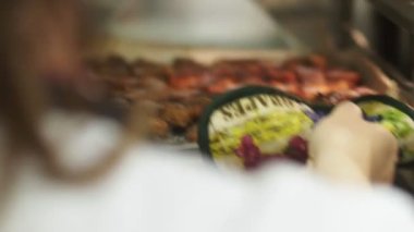 Fırın tepsisinde közlenmiş domuz eti.