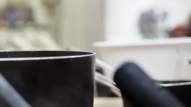 İtalyan usulü pirinç hazırlayan kadın şef Parma İtalya 'da