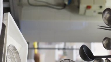 Mutfak gereçlerinin asılması mutfak gereçlerini asmak ya da mutfağın dikey görüntülerine asmak