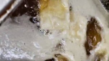 Piacenza İtalya 'da restoran mutfağında gnocco fritto hazırlıyorum.