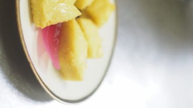 Piacenza İtalya 'da restoran mutfağında gnocco fritto hazırlıyorum.