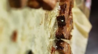 Fırın tepsisinde közlenmiş domuz eti.