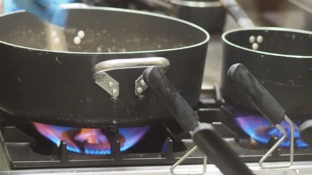 Κουζίνα Γκαζιού Στο Εστιατόριο Καύση Από Κουζίνα Γκαζιού Κόστος Φουσκωμένο — Αρχείο Βίντεο