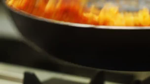 Mencampur Pasta Dengan Saus Dalam Panci Profesional Besar Yang Digunakan — Stok Video