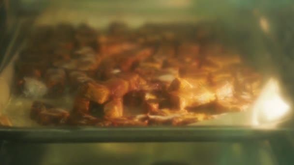 Rustykalny Złoty Pieczony Brzuch Wieprzowy Tacy Piekarnika — Wideo stockowe
