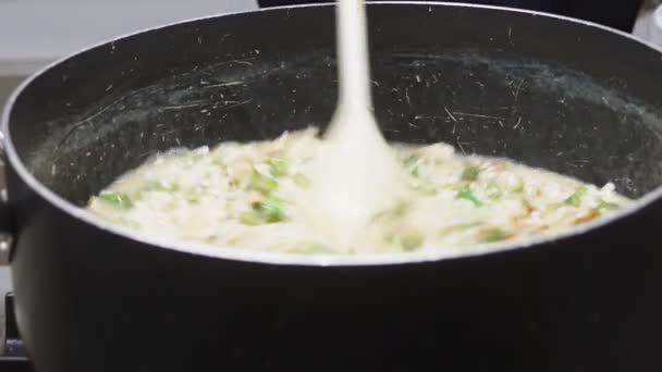 パルマで米イタリア料理を作る女性シェフイタリア — ストック動画