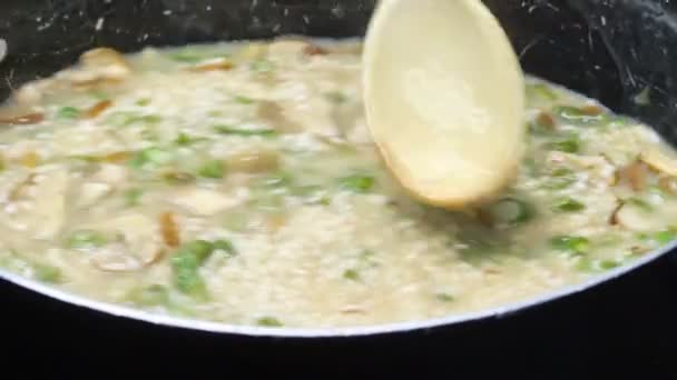 Wanita Koki Menyiapkan Nasi Italia Cara Parma Italia — Stok Video