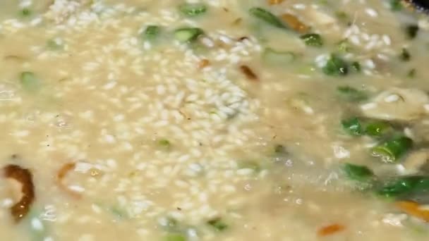Köchin Bereitet Reis Nach Italienischer Art Parma — Stockvideo