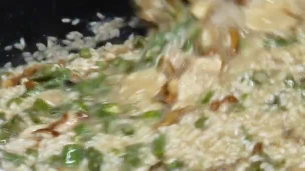 Talyan Usulü Pirinç Hazırlayan Kadın Şef Parma Talya — Stok video