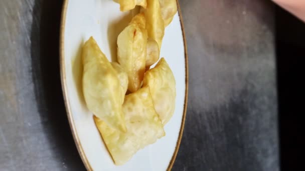 Preparando Gnocco Fritto Piacenza Itália Cozinha Restaurante — Vídeo de Stock