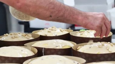 Şefin üstüne kremalı İtalyan pastası ve badem.