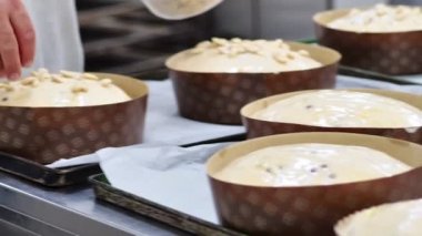 Şefin üstüne kremalı İtalyan pastası ve badem.