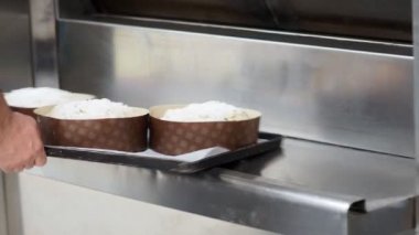 Bir grup panettone keki fırının profesyonel fırınında pişiriliyor.