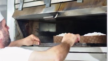 Bir grup panettone keki fırının profesyonel fırınında pişiriliyor.