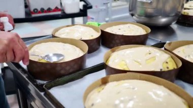 Esnaf şef tasarımcı tatlı kremalı panettone pastasını bitiriyor.