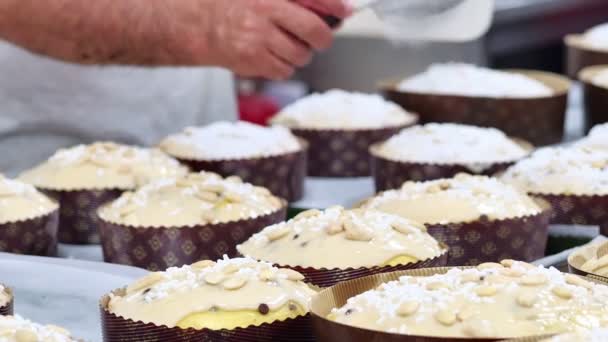 Ζαχαροπλάστης Chef Topping Panetone Ιταλικό Γλυκό Ψωμί — Αρχείο Βίντεο