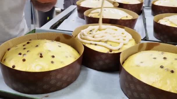 Diseñador Chef Artesanal Terminando Montón Pastel Panettone Con Glaseado Dulce — Vídeo de stock