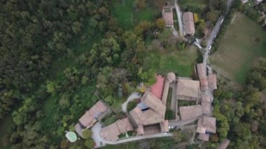 İtalya 'nın Parma şehrinde bir ortaçağ kalesinin üzerinde uçuyor.