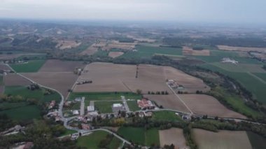 İtalya 'nın Parma şehrinde bir ortaçağ kalesinin üzerinde uçuyor.