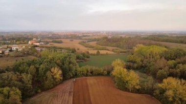 Cortina, İtalya - Kasım 2022 Sonbaharda ormanın yakınında tarlayı süren mavi bir traktör