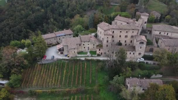 イタリアのパルマの丘の中世の要塞を飛んで — ストック動画