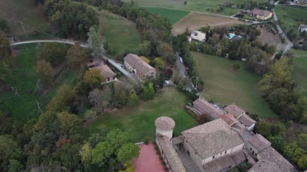 Sorvolando Una Fortezza Medievale Nelle Colline Parma — Video Stock