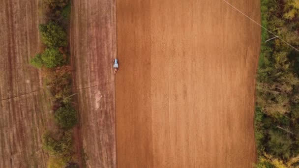 意大利科尔蒂纳 2022年11月 一辆蓝色拖拉机在秋天的森林附近犁地 — 图库视频影像