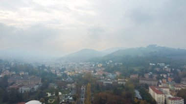 Salsomaggiore kasabası Oanorama insansız hava aracı görüntüsü