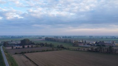 Stagno Lombardo, İtalya - Kasım 2022 Po nehri yakınlarındaki kırsal alanda hava aracı görüntüsü