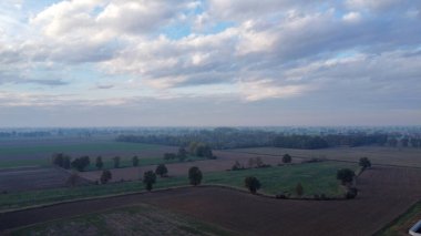 Stagno Lombardo, İtalya - Kasım 2022 Po nehri yakınlarındaki kırsal alanda hava aracı görüntüsü