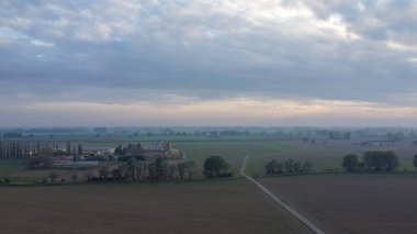 Stagno Lombardo, İtalya - Kasım 2022 Po nehri yakınlarındaki kırsal alanda hava aracı görüntüsü