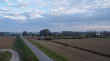 Stagno Lombardo, İtalya - Kasım 2022 Po nehri yakınlarındaki kırsal alanda hava aracı görüntüsü