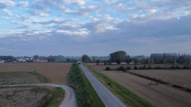 Stagno Lombardo, İtalya - Kasım 2022 Po nehri yakınlarındaki kırsal alanda hava aracı görüntüsü