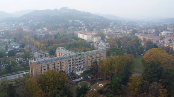 Salsomaggiore kasabası Oanorama insansız hava aracı görüntüsü