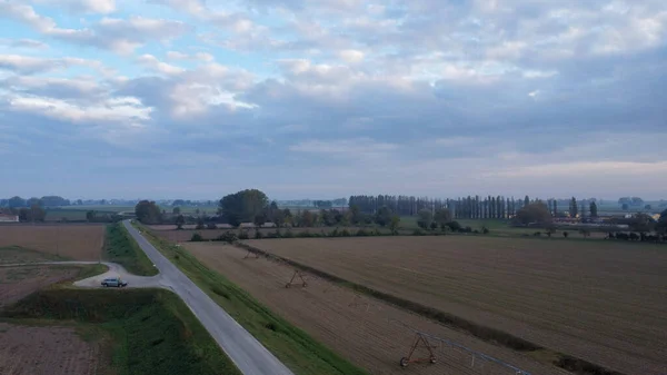 Stagno Lombardo, İtalya - Kasım 2022 Po nehri yakınlarındaki kırsal alanda hava aracı görüntüsü