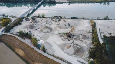 Po, Piacenza İtalya nehri kıyısındaki büyük fabrikanın manzarası.