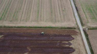 İnsansız hava aracı, çiftçinin çamurlu bir lağım tarlasını sürdüğü video görüntülerini çekiyor