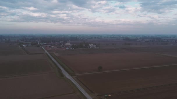 Stagno Lomberdo イタリア 2022年11月夕暮れ時にポー川近くの農村部のドローンビュー — ストック動画