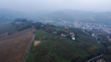 Salsomaggiore kasabası Oanorama insansız hava aracı görüntüsü