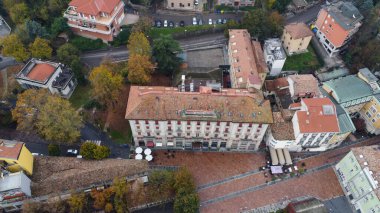 Salsomaggiore kasabası Oanorama insansız hava aracı görüntüsü