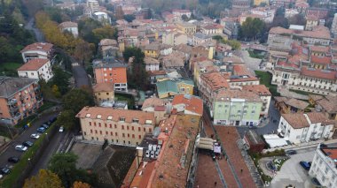 Salsomaggiore kasabası Oanorama insansız hava aracı görüntüsü