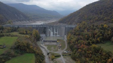 Mignano Barajı, Piacenza İtalya - Kasım 2022 Kuru Sanatsal Göl Barajı Hava Panoraması