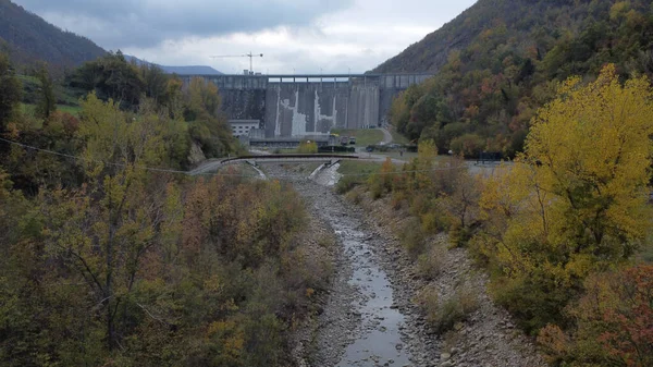 Mignano Barajı, Piacenza İtalya - Kasım 2022 Kuru Sanatsal Göl Barajı Hava Panoraması