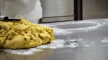Pasta işçisi fırında kısa hamurlu tatlı kurabiyeler hazırlıyor.