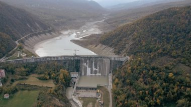 Mignano Barajı, Piacenza İtalya - Kasım 2022 Kuru Sanatsal Göl Barajı Hava Panoraması