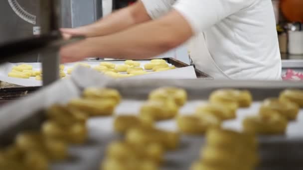 Хлібопекарський Працівник Готує Солодке Печиво Корою Пекарні — стокове відео