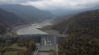 Mignano Barajı, Piacenza İtalya - Kasım 2022 Kuru Sanatsal Göl Barajı Hava Panoraması