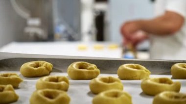 Pasta işçisi fırında kısa hamurlu tatlı kurabiyeler hazırlıyor.